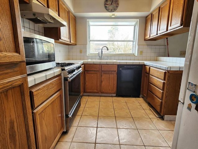 991 Baylor Court, Madera, CA 93637