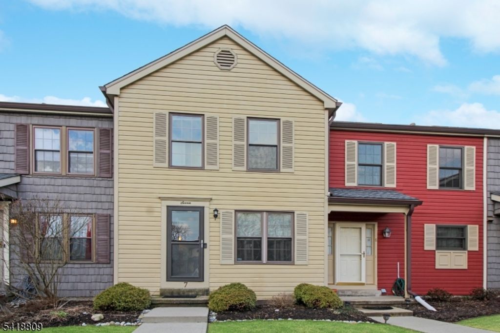 Image 1 of property listing at 7 Duck Hawk Ct, Allamuchy Twp., NJ 07840