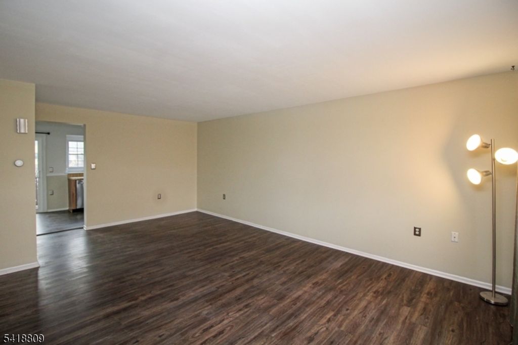 Image 3 of property listing at 7 Duck Hawk Ct, Allamuchy Twp., NJ 07840