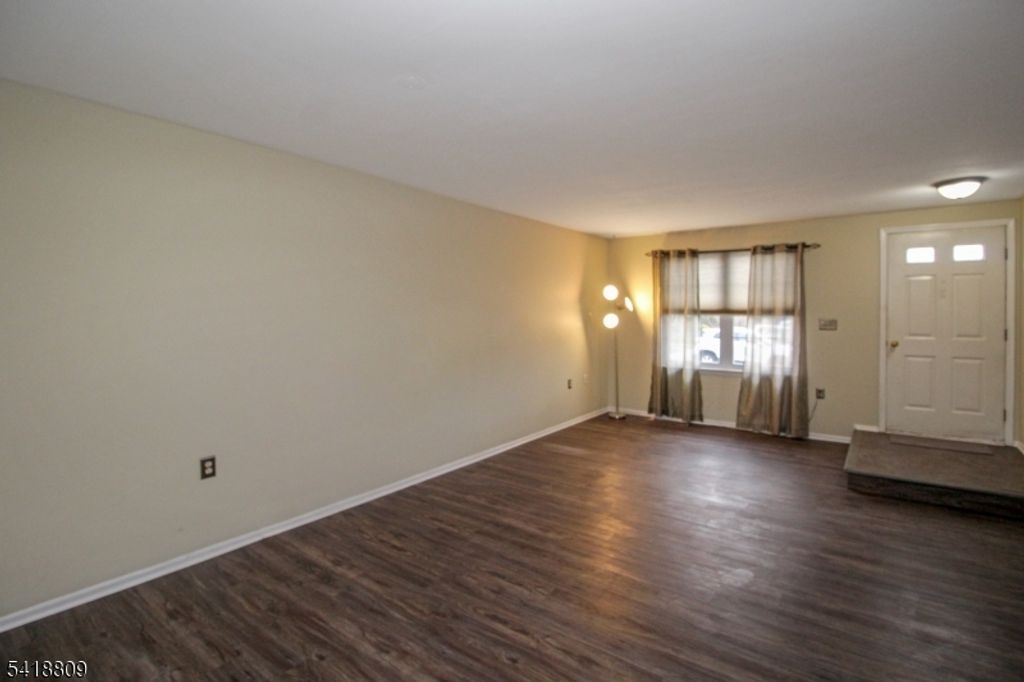 Image 4 of property listing at 7 Duck Hawk Ct, Allamuchy Twp., NJ 07840