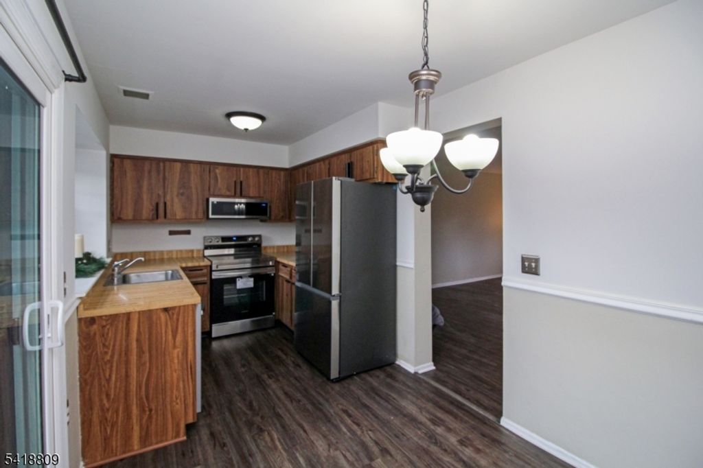 Image 5 of property listing at 7 Duck Hawk Ct, Allamuchy Twp., NJ 07840