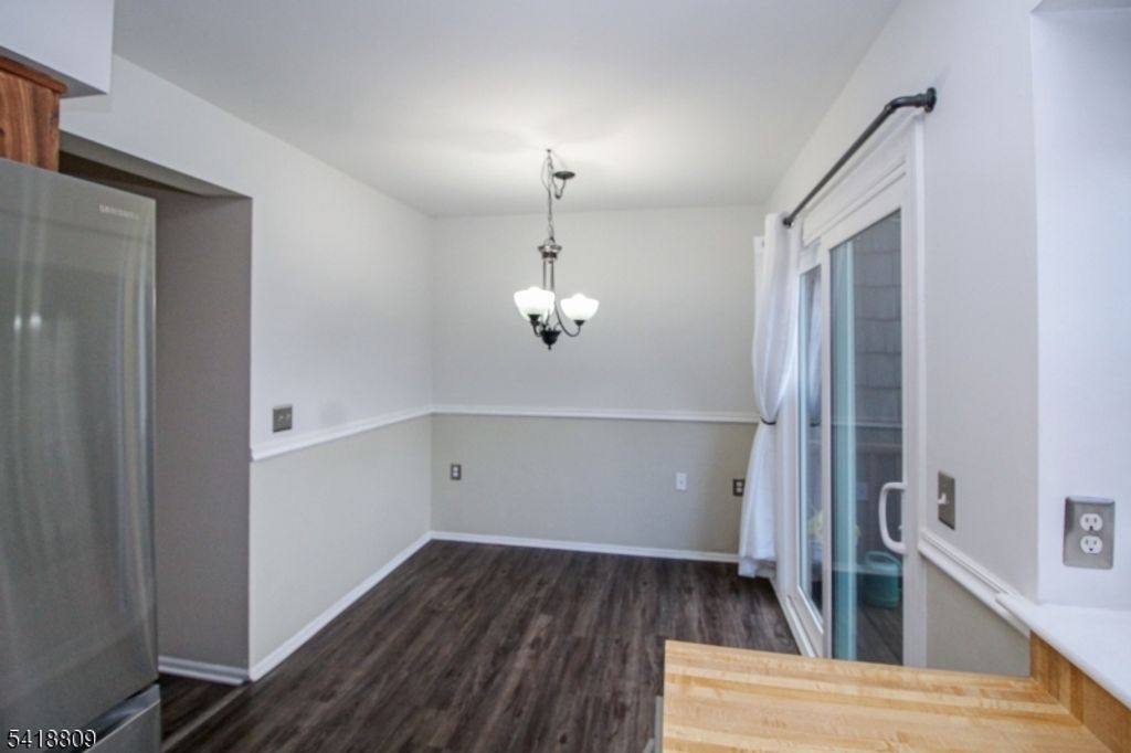 Image 6 of property listing at 7 Duck Hawk Ct, Allamuchy Twp., NJ 07840