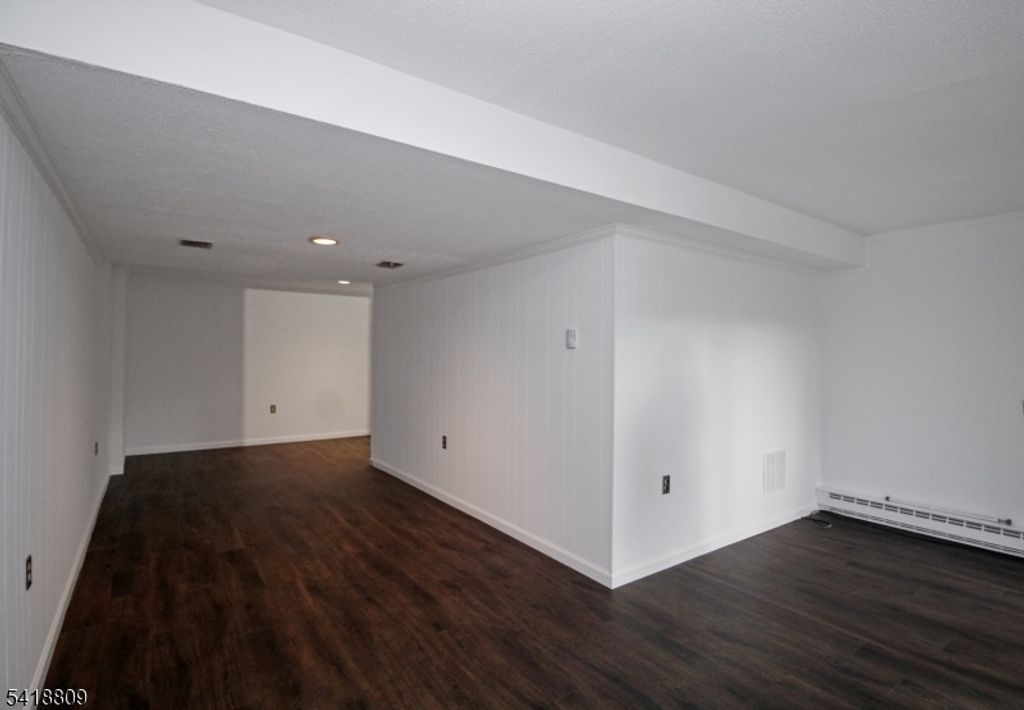 Image 8 of property listing at 7 Duck Hawk Ct, Allamuchy Twp., NJ 07840