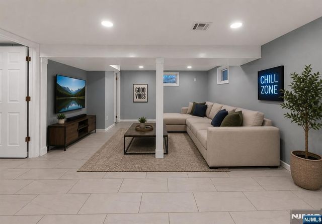 29 Stansfield Place, North Haledon, NJ 07508
