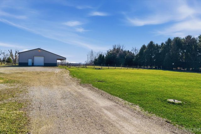 2N879 Howard Road, Maple Park, IL 60151