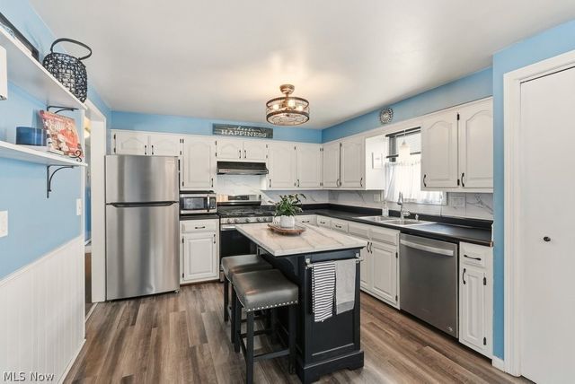 2190 Waterbury Drive, Uniontown, OH 44685