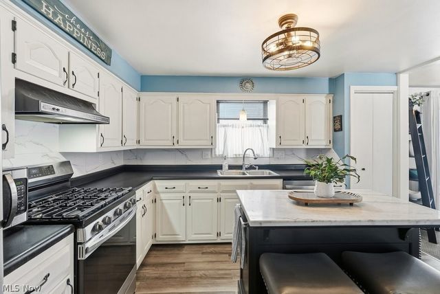 2190 Waterbury Drive, Uniontown, OH 44685