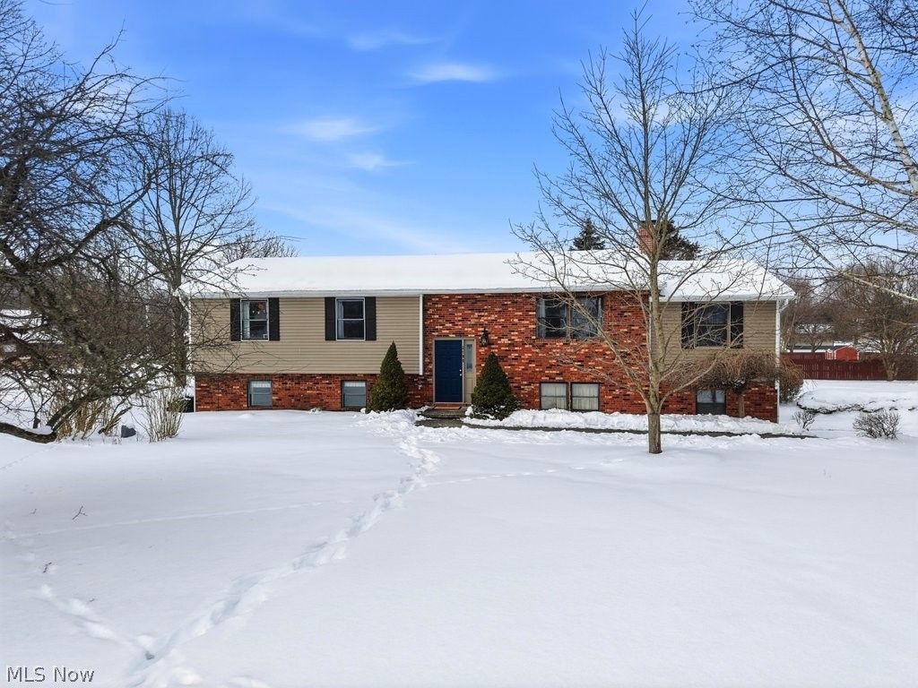 2190 Waterbury Drive, Uniontown, OH 44685