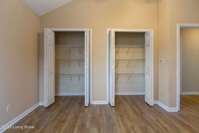 3813 Greenhurst Dr, Louisville, KY 40299