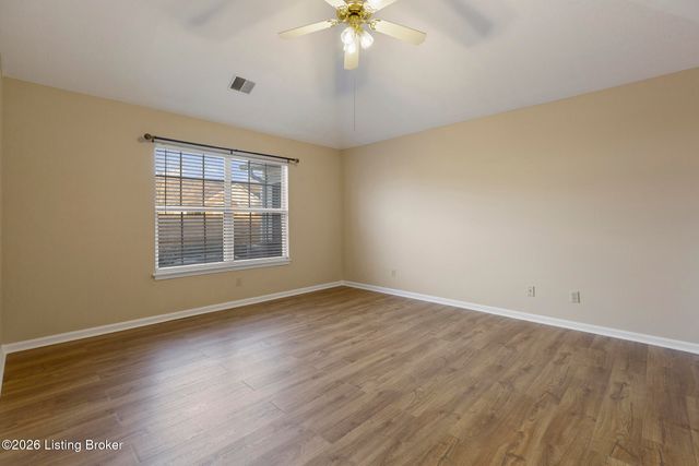 3813 Greenhurst Dr, Louisville, KY 40299