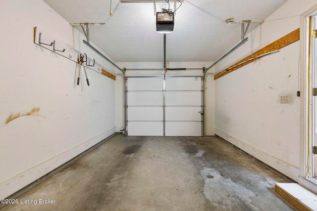 3813 Greenhurst Dr, Louisville, KY 40299