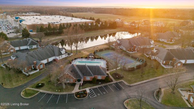 3813 Greenhurst Dr, Louisville, KY 40299