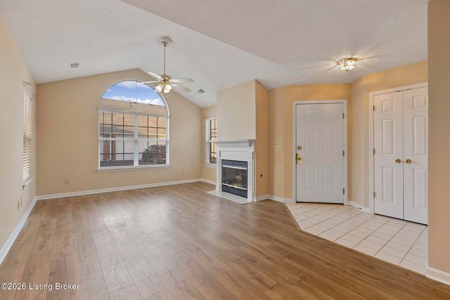 3813 Greenhurst Dr, Louisville, KY 40299