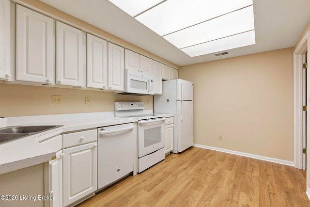 3813 Greenhurst Dr, Louisville, KY 40299