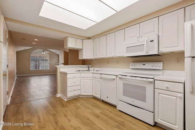 3813 Greenhurst Dr, Louisville, KY 40299