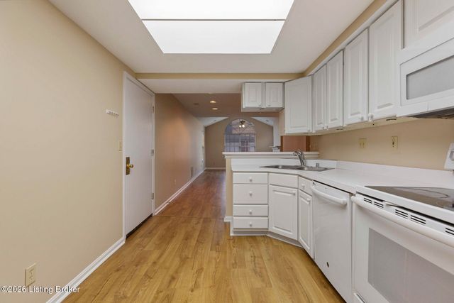 3813 Greenhurst Dr, Louisville, KY 40299