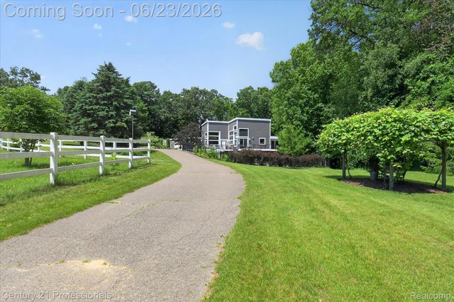 5255 Oak Hill Trail N, Commerce Charter Township, MI 48382