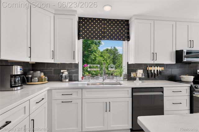 5255 Oak Hill Trail N, Commerce Charter Township, MI 48382