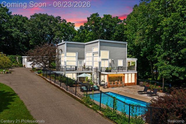 5255 Oak Hill Trail N, Commerce Charter Township, MI 48382