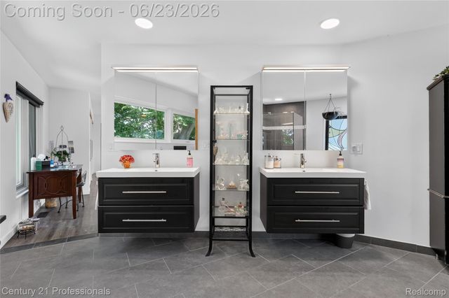 5255 Oak Hill Trail N, Commerce Charter Township, MI 48382