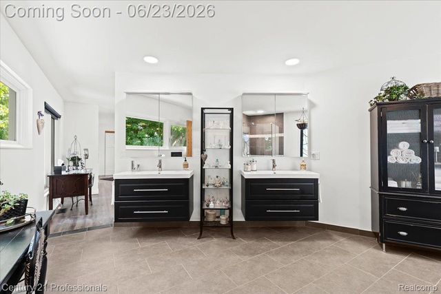5255 Oak Hill Trail N, Commerce Charter Township, MI 48382