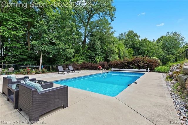 5255 Oak Hill Trail N, Commerce Charter Township, MI 48382