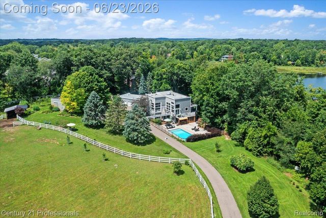 5255 Oak Hill Trail N, Commerce Charter Township, MI 48382