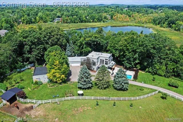 5255 Oak Hill Trail N, Commerce Charter Township, MI 48382