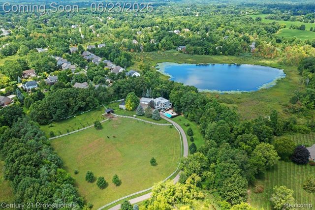 5255 Oak Hill Trail N, Commerce Charter Township, MI 48382