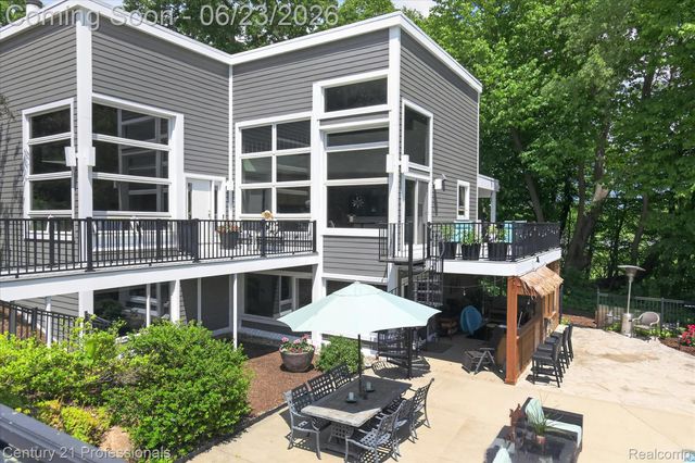 5255 Oak Hill Trail N, Commerce Charter Township, MI 48382