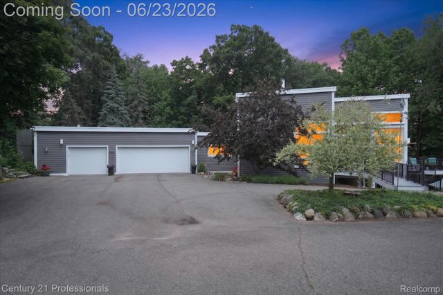 5255 Oak Hill Trail N, Commerce Charter Township, MI 48382
