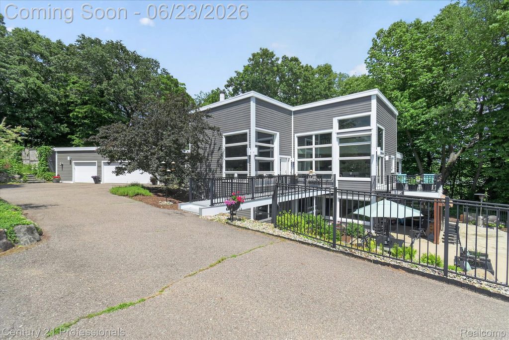 5255 Oak Hill Trail N, Commerce Charter Township, MI 48382