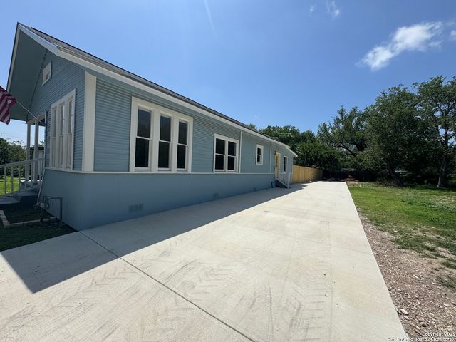 515 Mitchell Ave, Seguin, TX 78155