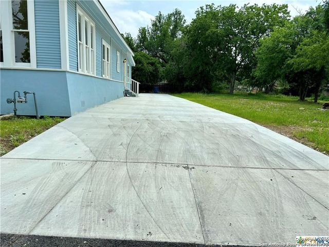 515 Mitchell Ave, Seguin, TX 78155
