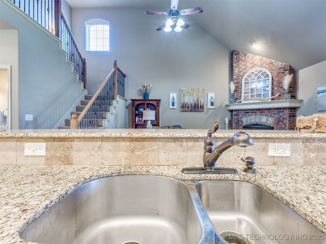 1004 W Elmira Street, Broken Arrow, OK 74012