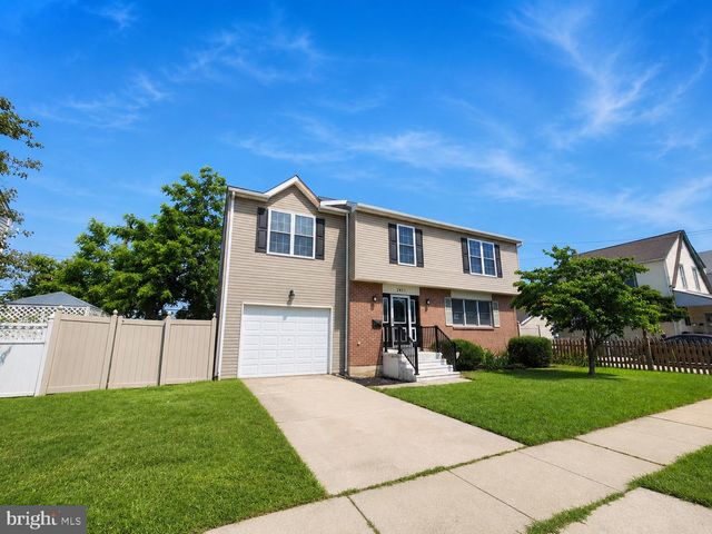 2017 CHESTNUT ST, Holmes, PA 19043