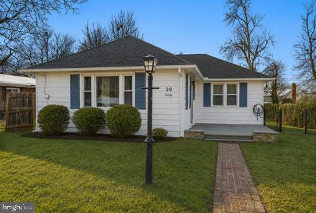 20 E LANDING RD, Blackwood, NJ 08012