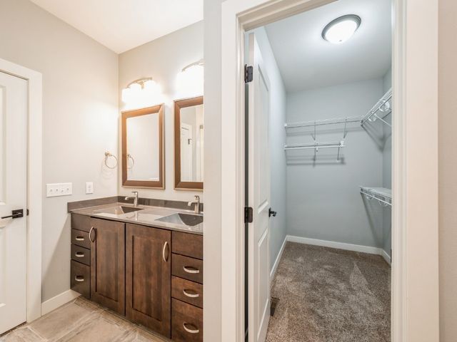 405 Ascot Lane, Robins, IA 52328