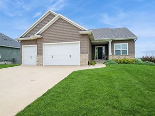405 Ascot Lane, Robins, IA 52328
