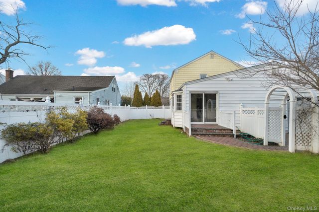 6 Elliott Place, Freeport, NY 11520