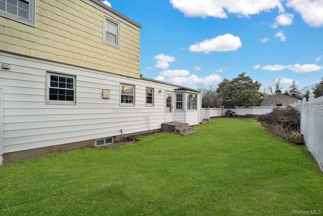 6 Elliott Place, Freeport, NY 11520