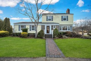 6 Elliott Place, Freeport, NY 11520