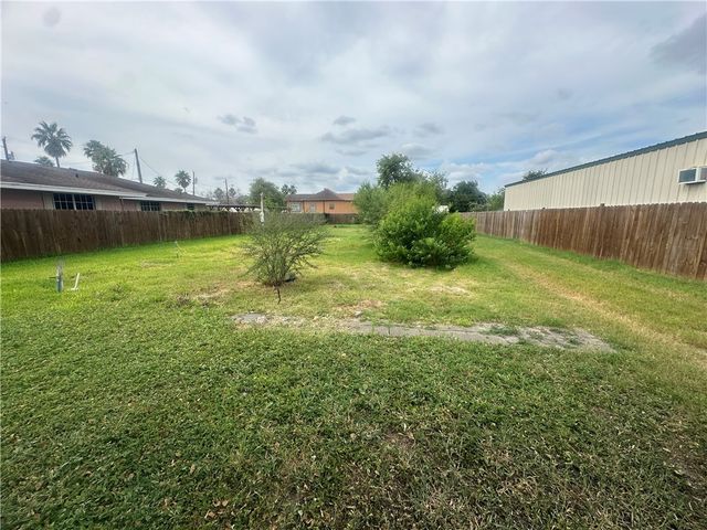 822 W Sinton St, Sinton, TX 78387