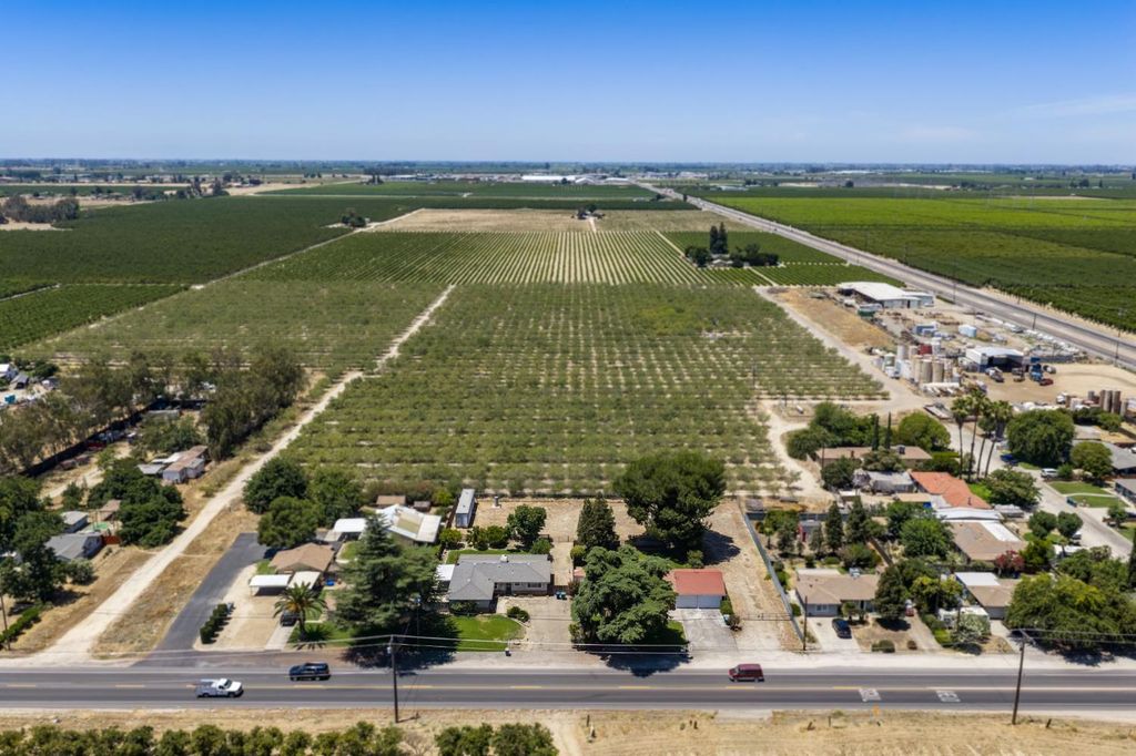 Image 70 of property listing at 9075 S Mccall Avenue, Selma, CA 93662