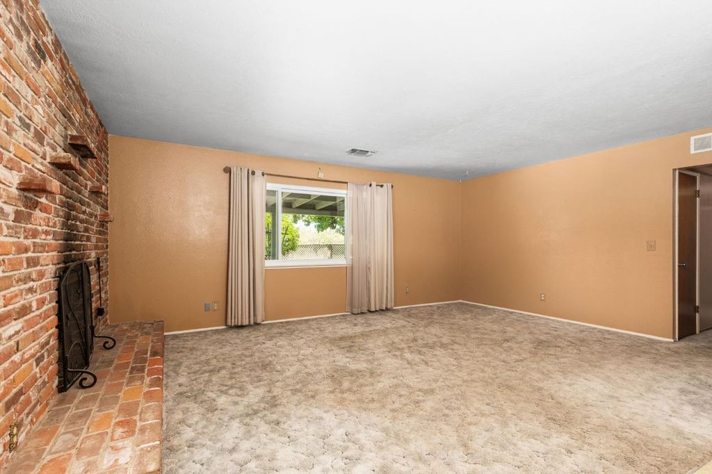 Image 9 of property listing at 9075 S Mccall Avenue, Selma, CA 93662