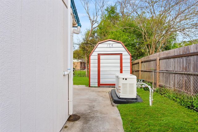 1737 S Park Drive, Alvin, TX 77511