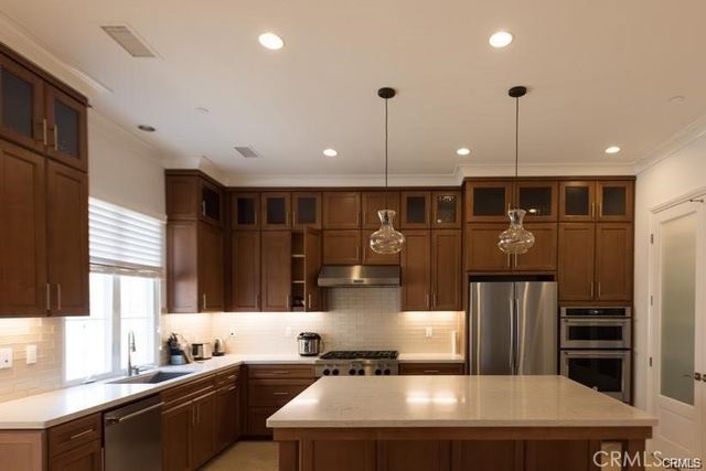 61 STETSON, Irvine, CA 92602