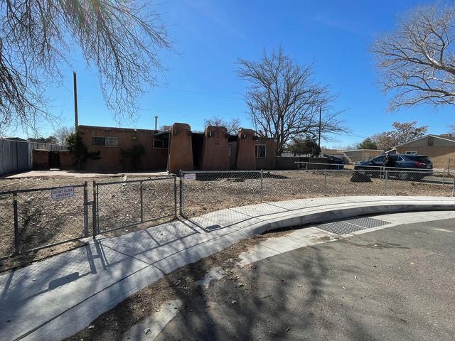 1900 Shari Vista Road SW, Albuquerque, NM 87114