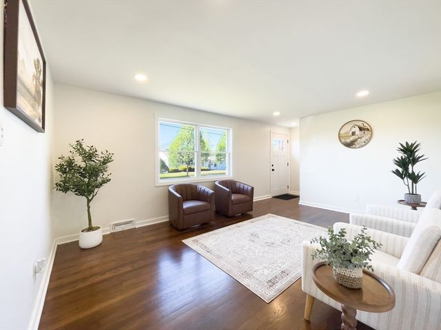 41 Loretta St, Springfield, MA 01118