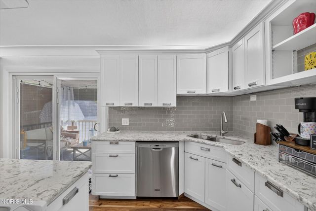 1041 E Elm Tree Road, Rossford, OH 43460